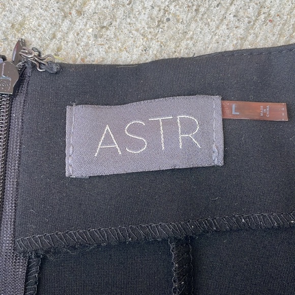 ASTR Black Pleated Mini Skirt Sz L Neoprene Raw Hem Skater A Line Preppy Stretch - Picture 2 of 5